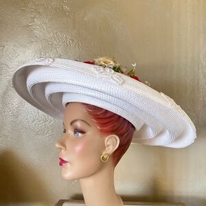 GRAND 1970s' WHITE STRAW SCULPTURED WIDE BRIM HAT + APPLIQUES & FABRIC FLOWERS